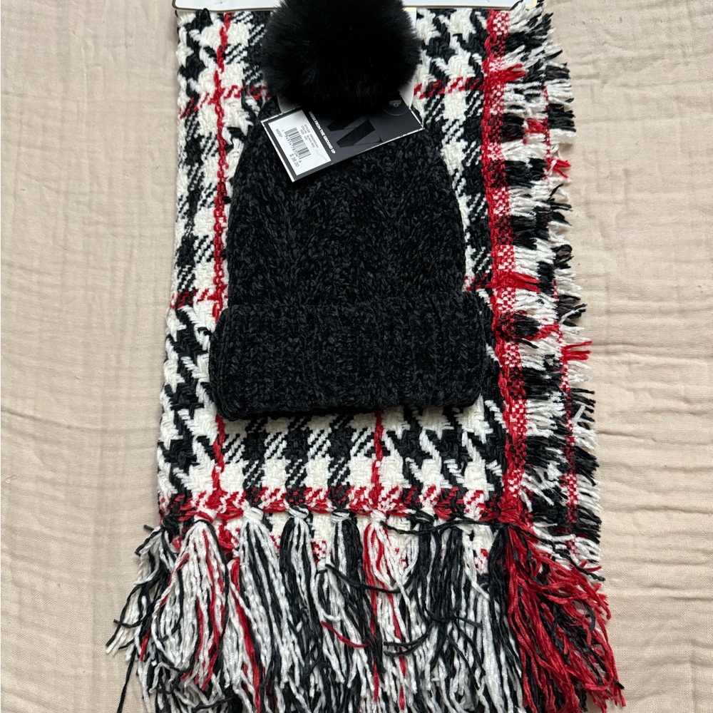 Elegant Black Knit Beanie with Pom Pom